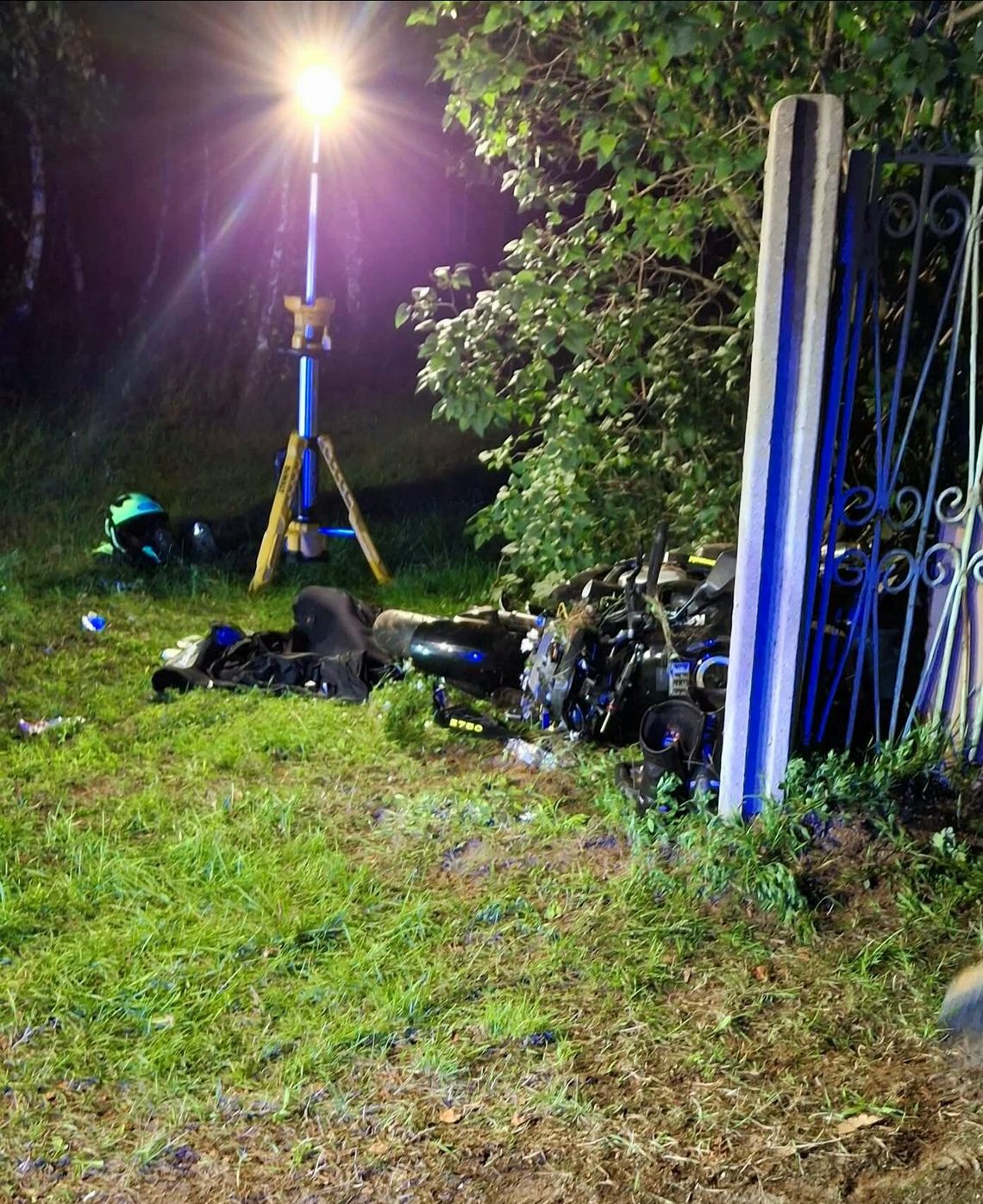 Wypadek w miejscowości Okna. Motocyklista uderzył w ogrodzenie poseji