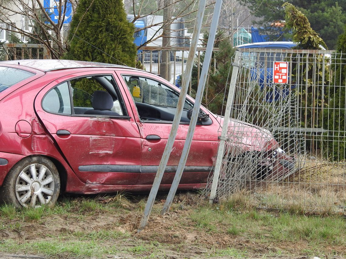 Wypadek w Nowej Wsi. Renault zatrzymał się na ogrodzeniu
