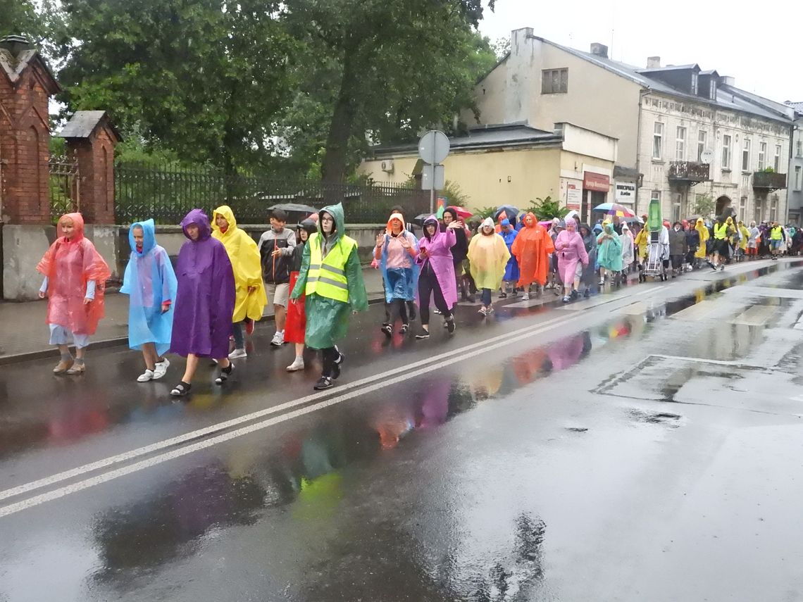 Wyruszyła 33. Włocławska Pielgrzymka do Częstochowy pod hasłem "Zgromadzeni na Świętej Wieczerzy" Wyruszyła 33. Włocławska Pielgrzymka do Częstochowy pod hasłem "Zgromadzeni na Świętej Wieczerzy"