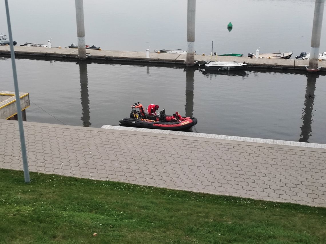 Wywrócony ponton na Wiśle. Dookoła pływały wędki