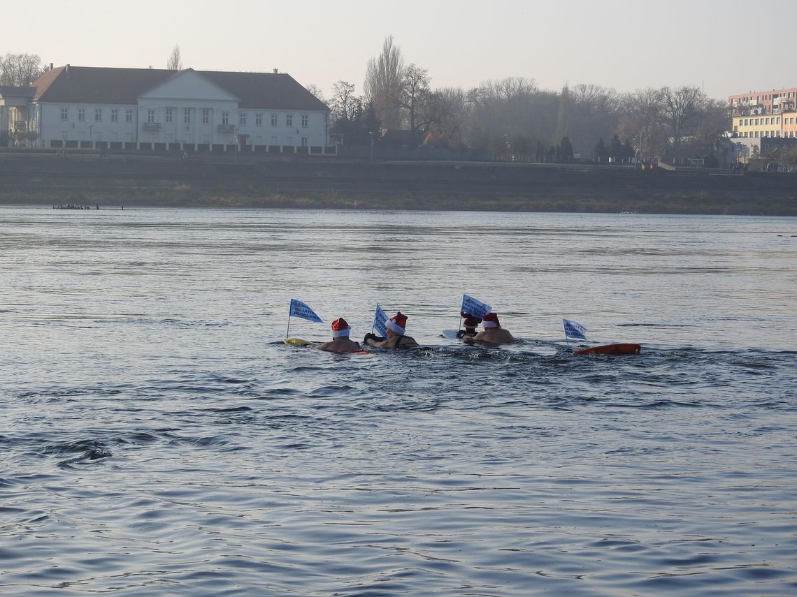 Mikołajkowe Przepływanie Wisły 2024. Startuje 34 morsów