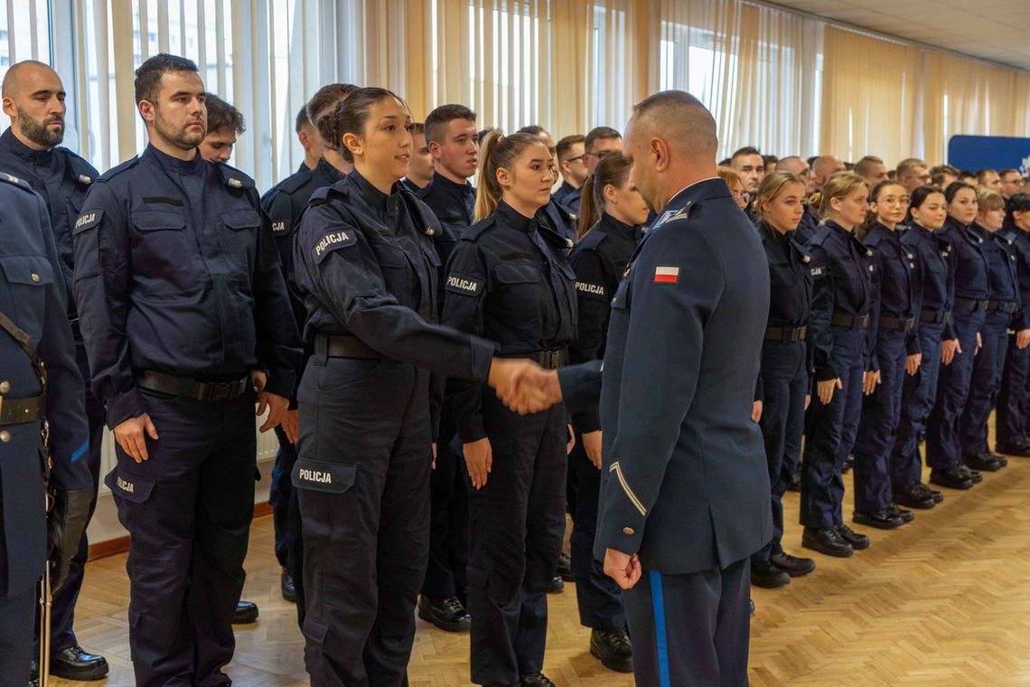 59 nowych policjantów przyjęło ślubowanie. 5 z nich trafi do Włocławka