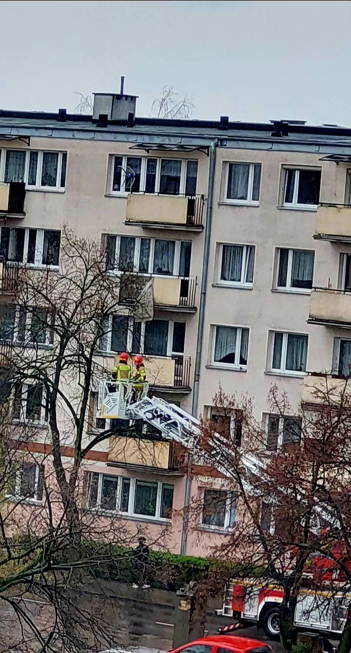 Z bloku przy ul. Stodólnej odpadł fragment balkonu