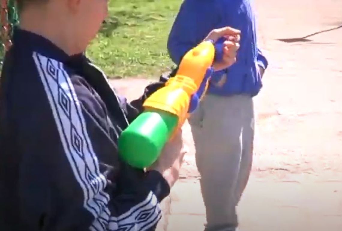 Z jedenastego piętra zrzucali woreczki z wodą na przechodniów. Interweniowała Straż Miejska