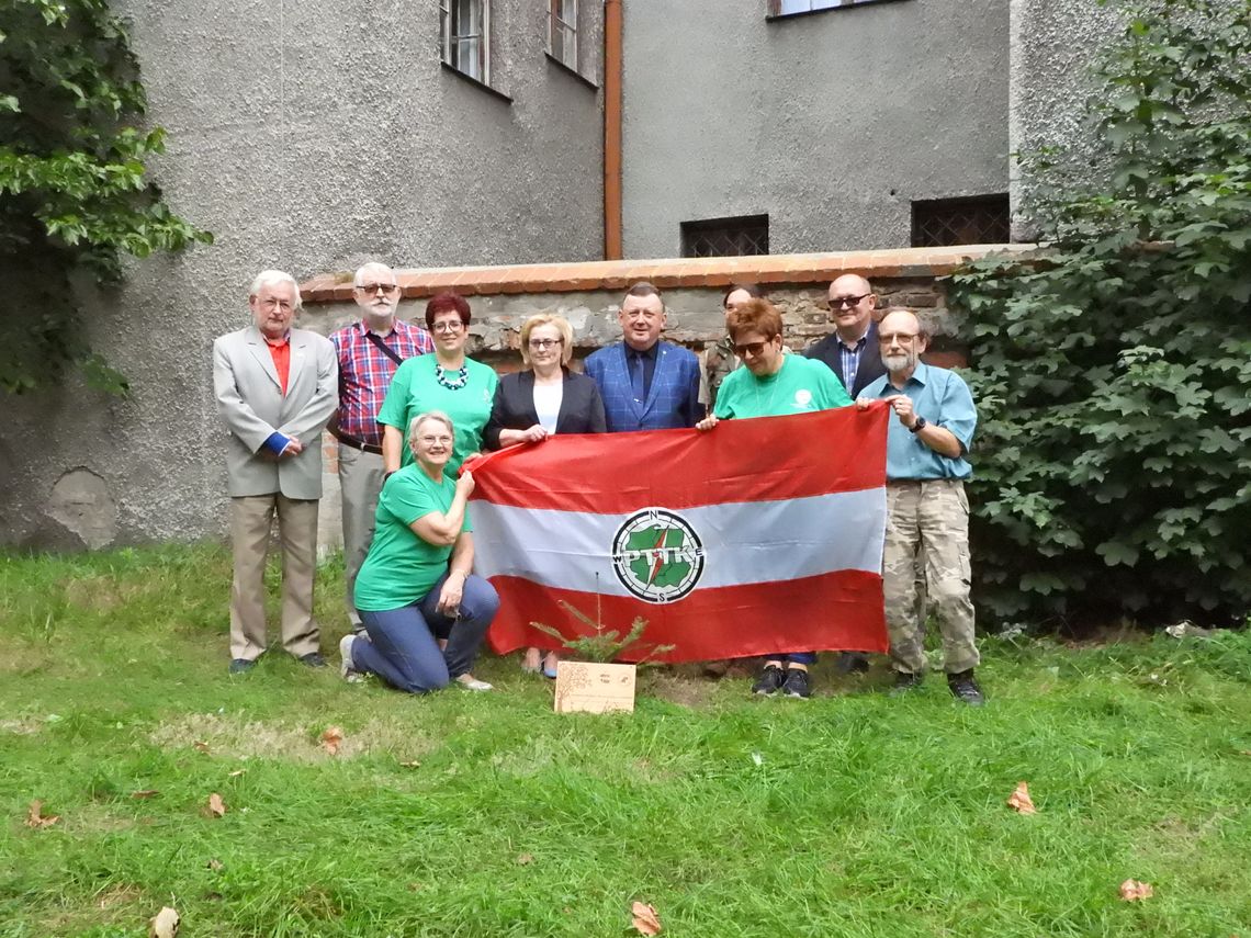 Z okazji 70-lecia  powstania Polskiego Towarzystwa Turystyczno-Krajoznawczego posadzono 70 drzewek. Jedno z nich we Włocławku