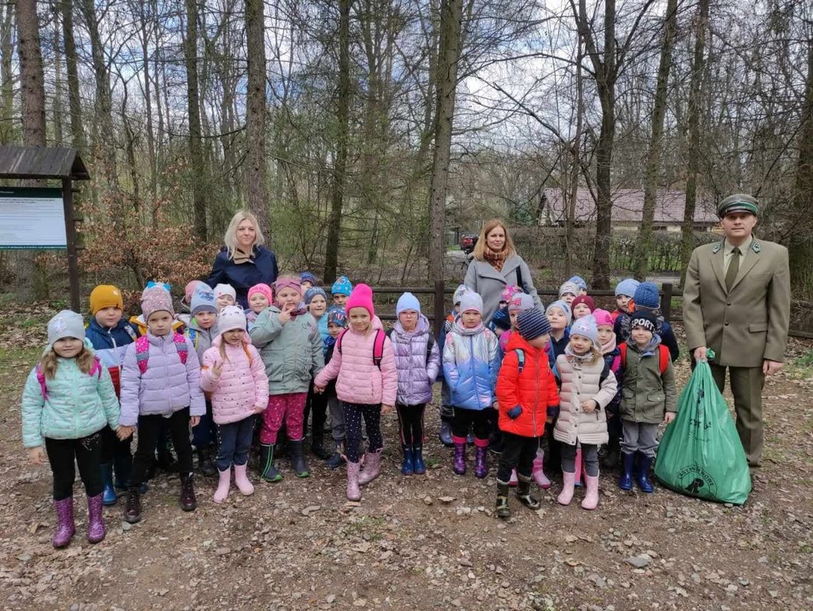 Z okazji Dnia Ziemi włocławianie sprzątali las