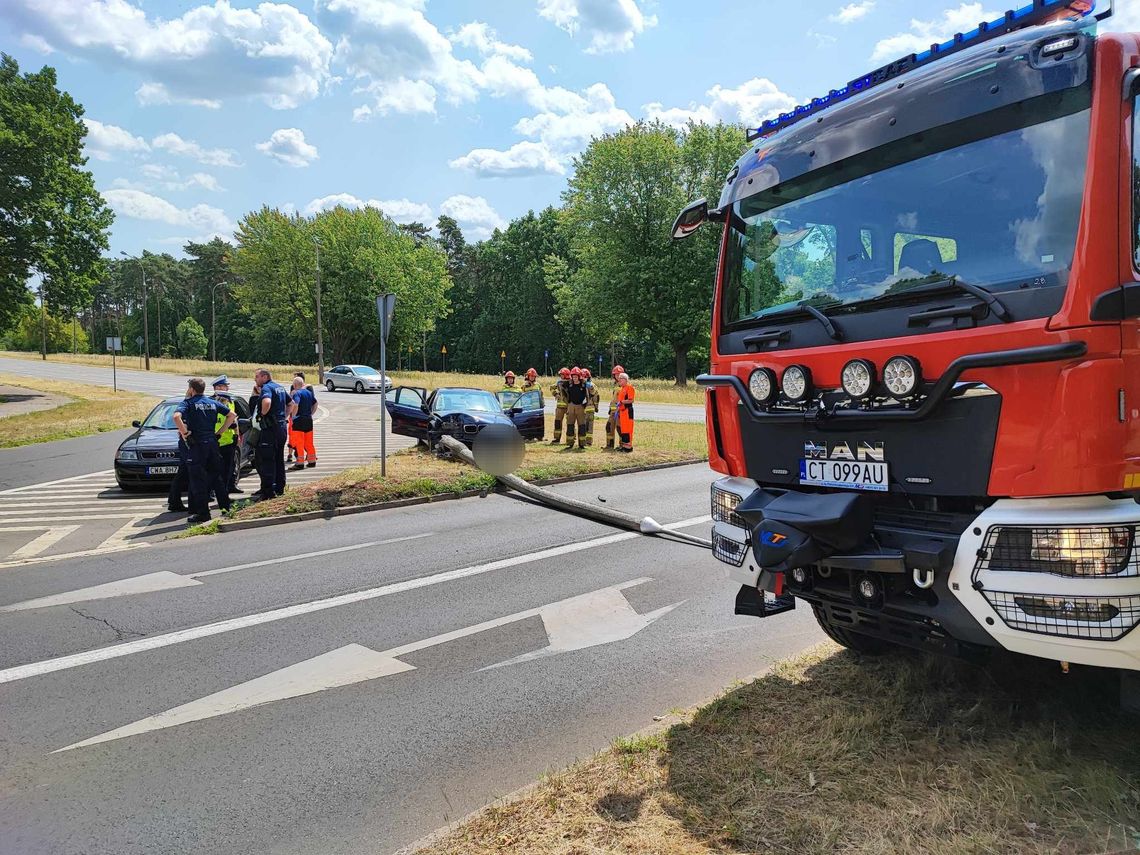 Zablokowana ul. Zielna. Kierowca BMW uderzył w słup, który runął na jezdnię