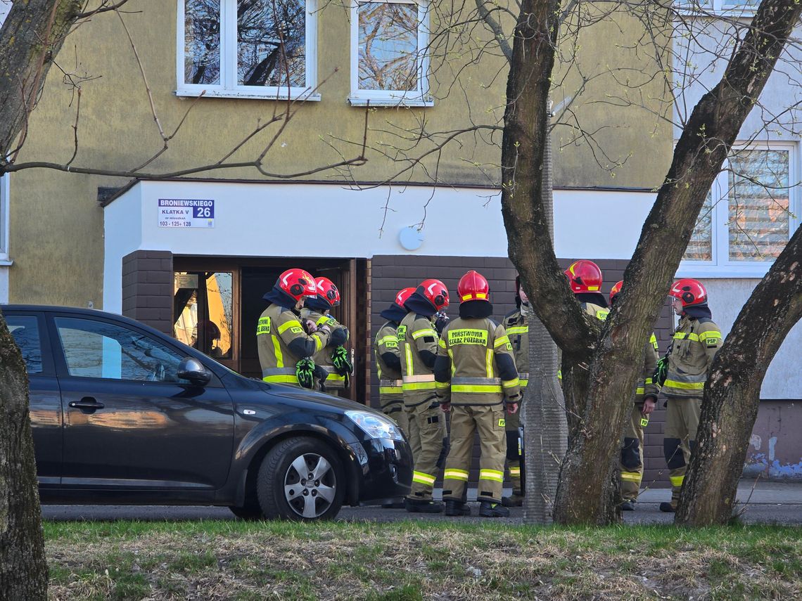 Zadymienie w wieżowcu przy ul. Broniewskiego. Interweniowały cztery zastępy straży