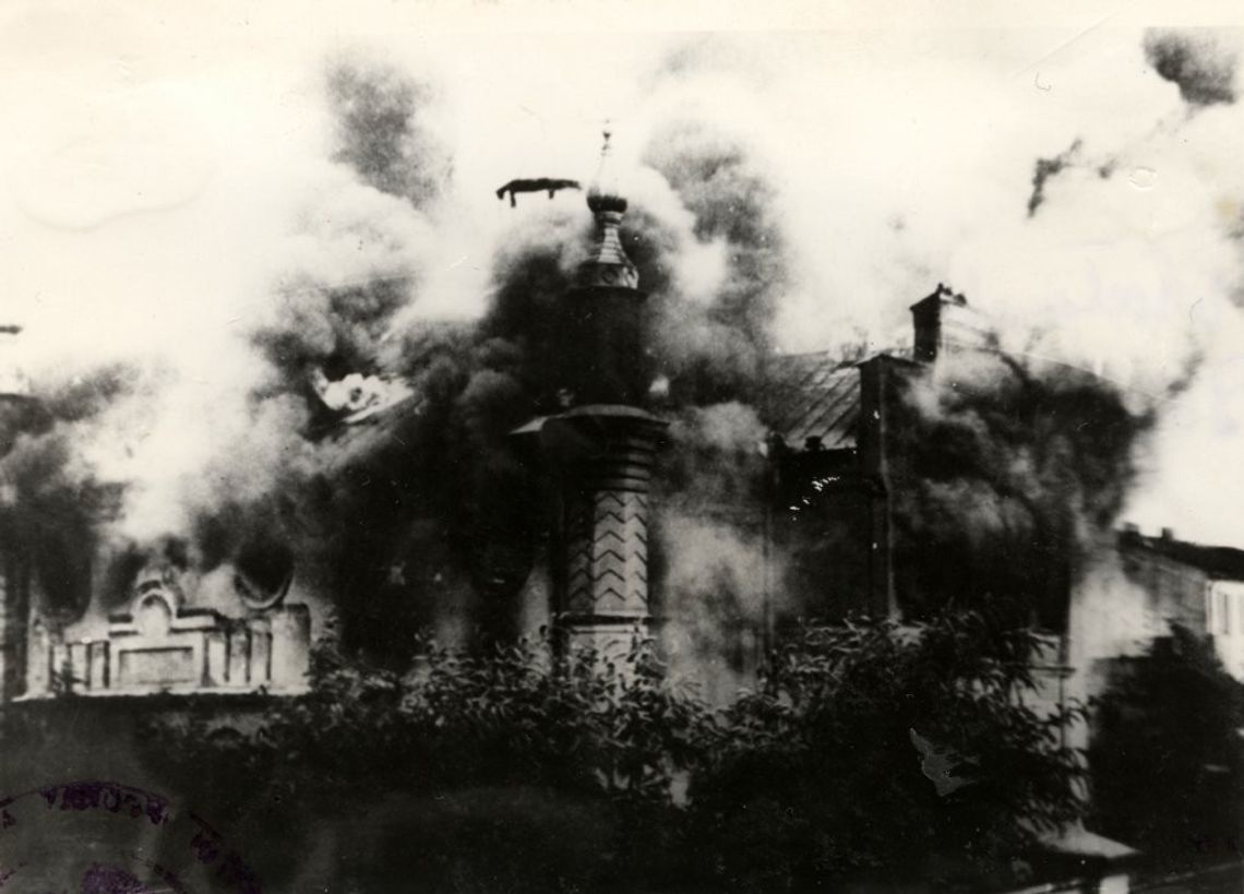 Tak płonęła włocławska synagoga. W Izbicy Kujawskiej przed podpaleniem zmuszono rabina do samobójczego skoku z jej dachu Tak płonęła włocławska synagoga. W Izbicy Kujawskiej przed podpaleniem zmuszono rabina do samobójczego skoku z jej dachu