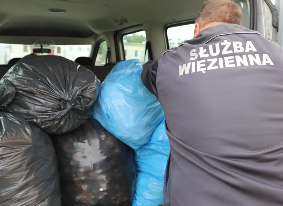 Zakład Karny we Włocławku przekazał nakrętki stowarzyszeniu „Oligo”