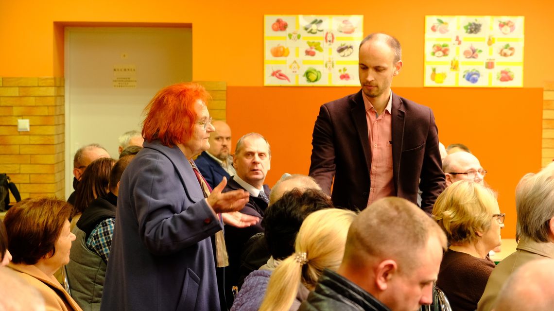 Zamknięty chodnik na moście, dziury w drogach, brak koszy - te kwestie poruszali na spotkaniu z prezydentem mieszkańcy Zawiśla 