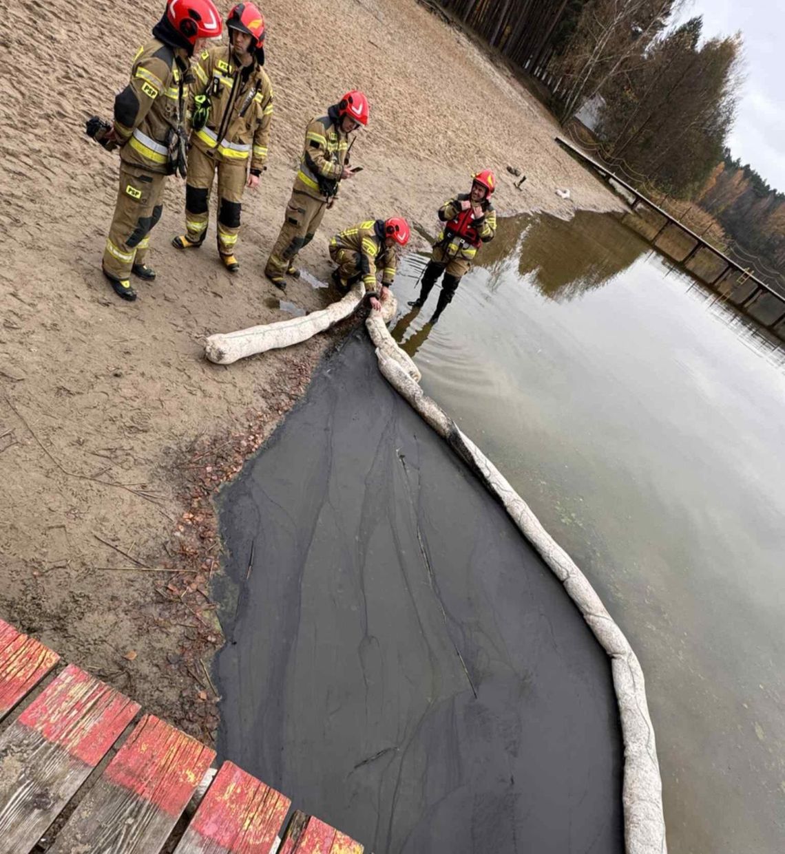 Kto wlał 20 l chemikaliów do jeziora Czarnego? Sprawcy grozi kara do 5 lat