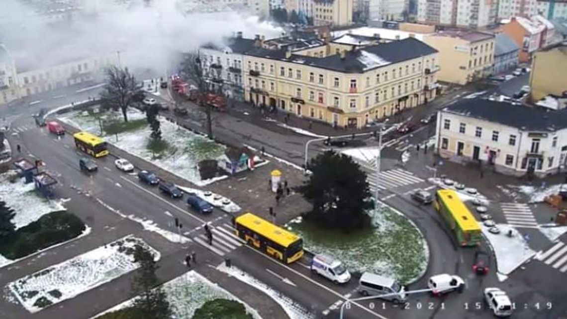 Zapaliła się sadza w kominie jednej z kamienic na Placu Wolności. Na miejscu pracują służby Zapaliła się sadza w kominie jednej z kamienic na Placu Wolności. Na miejscu pracują służby