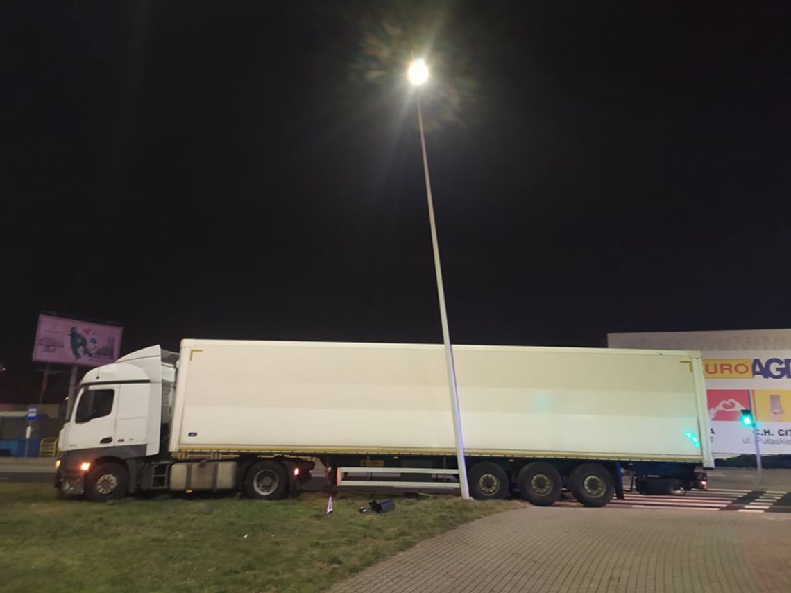 Zasłabł za kierownicą i uderzył w słup. Skutki usuwano kilka godzin