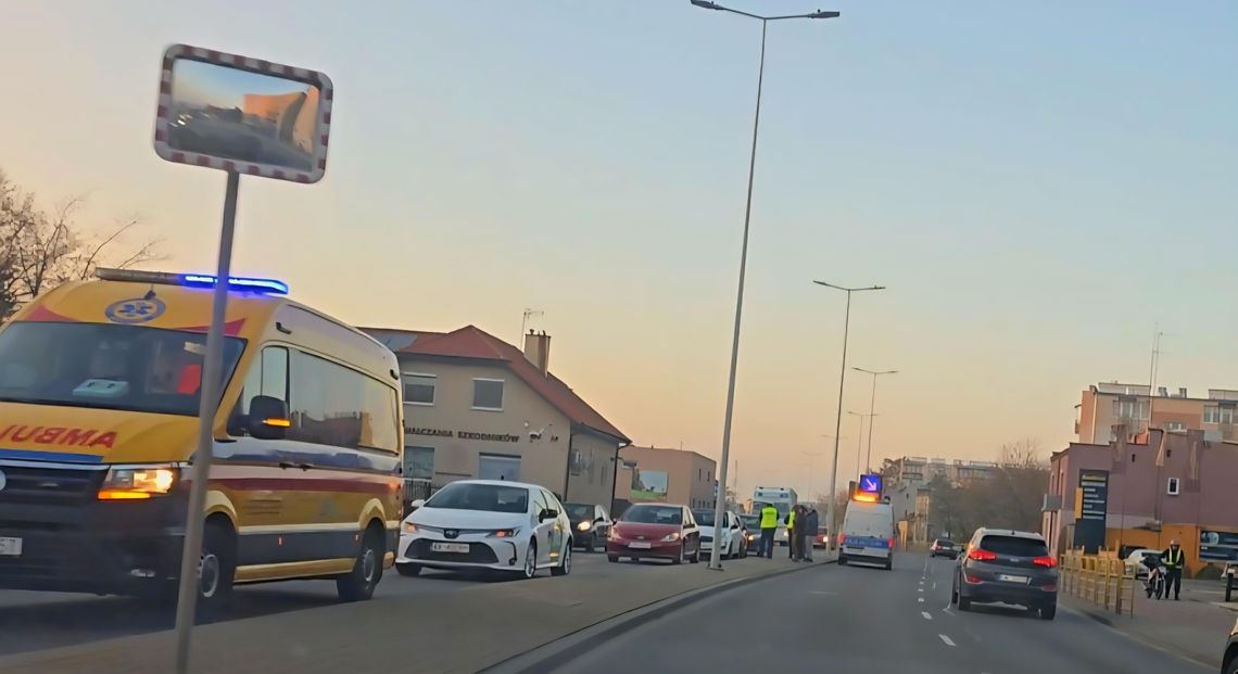 Zasłabł za kierownicą na Okrzei. Skoda uderzyła w pięć pojazdów