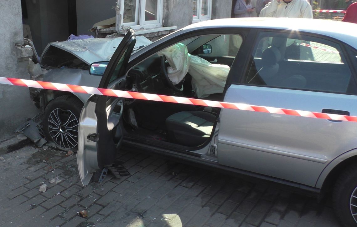 Zasłabła za kierownicą i uderzyła w dom... Zasłabła za kierownicą i uderzyła w dom...