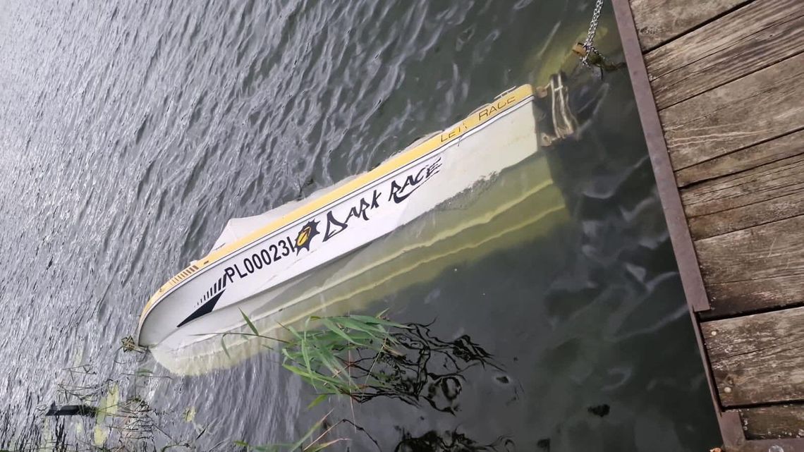 Zatopiona łódź na jeziorze Ługowiska. W akcji służby z Włocławka i OSP Choceń Zatopiona łódź na jeziorze Ługowiska. W akcji służby z Włocławka i OSP Choceń