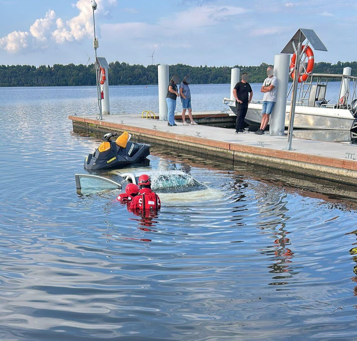 Zatopiony Opel Astra na przystani przy ul. Płockiej. Interweniowali strażacy