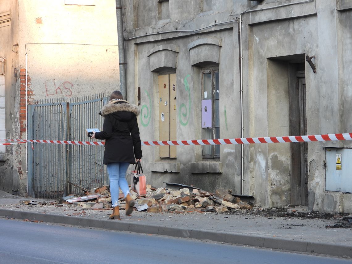 Zawalił się fragment budynku przy ulicy Chmielnej. Jedna osoba została ewakuowana