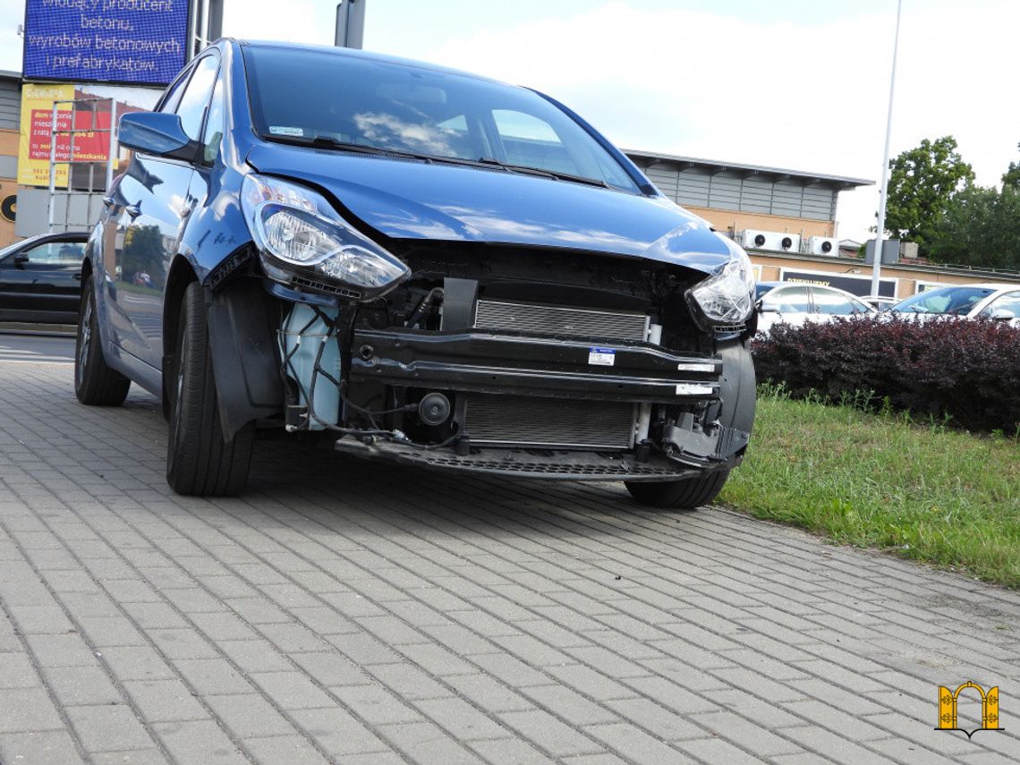 Zdarzenie drogowe na skrzyżowaniu ulic Okrzei, Wroniej i Kruszyńskiej