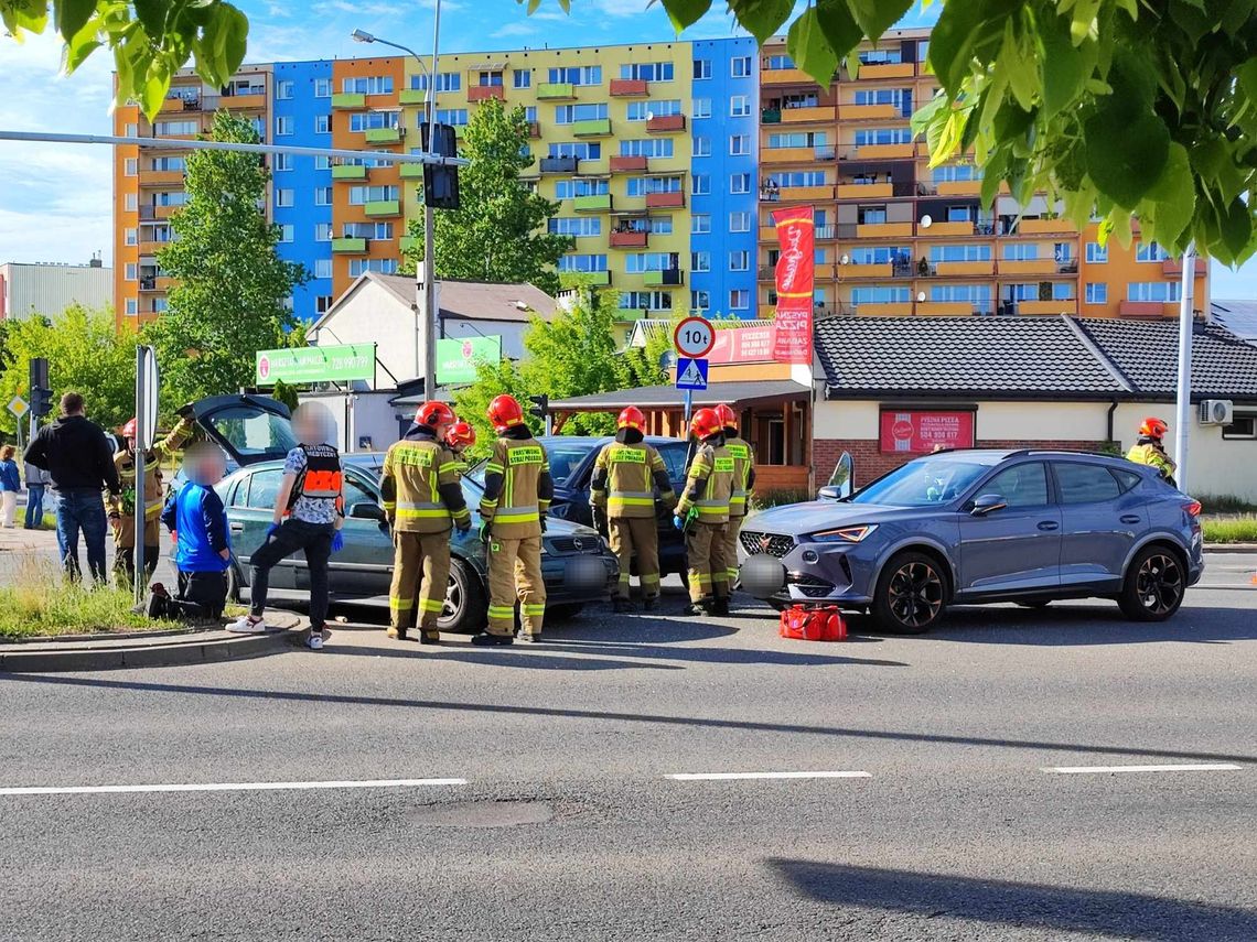 Zderzenie 2 pojazdów na skrzyżowaniu ul. Kruszyńskiej i Zbiegniewskiej. Ruch utrudniony
