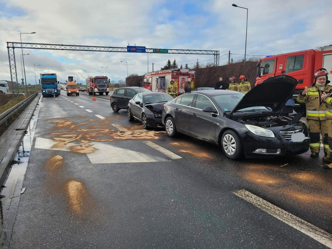 Zderzenie 4 pojazdów na zjeździe z autostrady. Ruch jest utrudniony