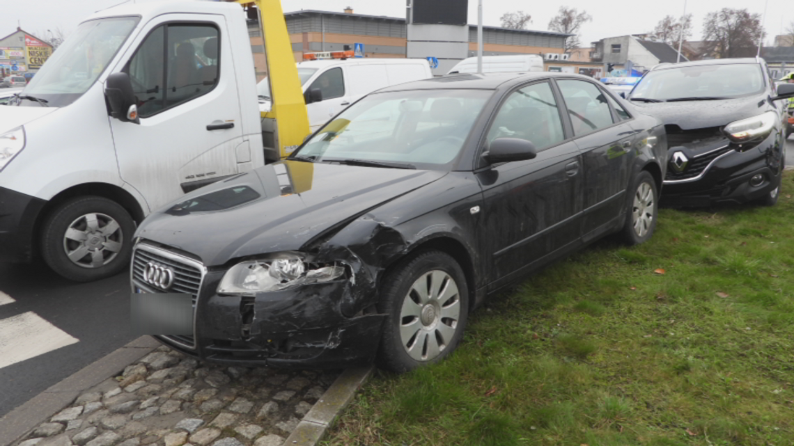 Zderzenie Audi i Renault na skrzyżowaniu ul. Okrzei i Wroniej Ruch jest utrudniony