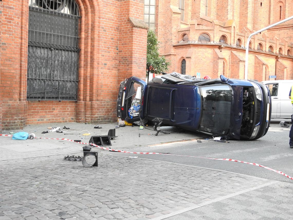 Zderzenie aut na skrzyżowaniu pod katedrą. Renault uderzył w dzwonnicę 
