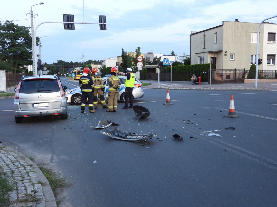 Zderzenie aut na skrzyżowaniu ulic Wiejskiej i Zgodnej. Jeden z pasów ruchu zablokowany