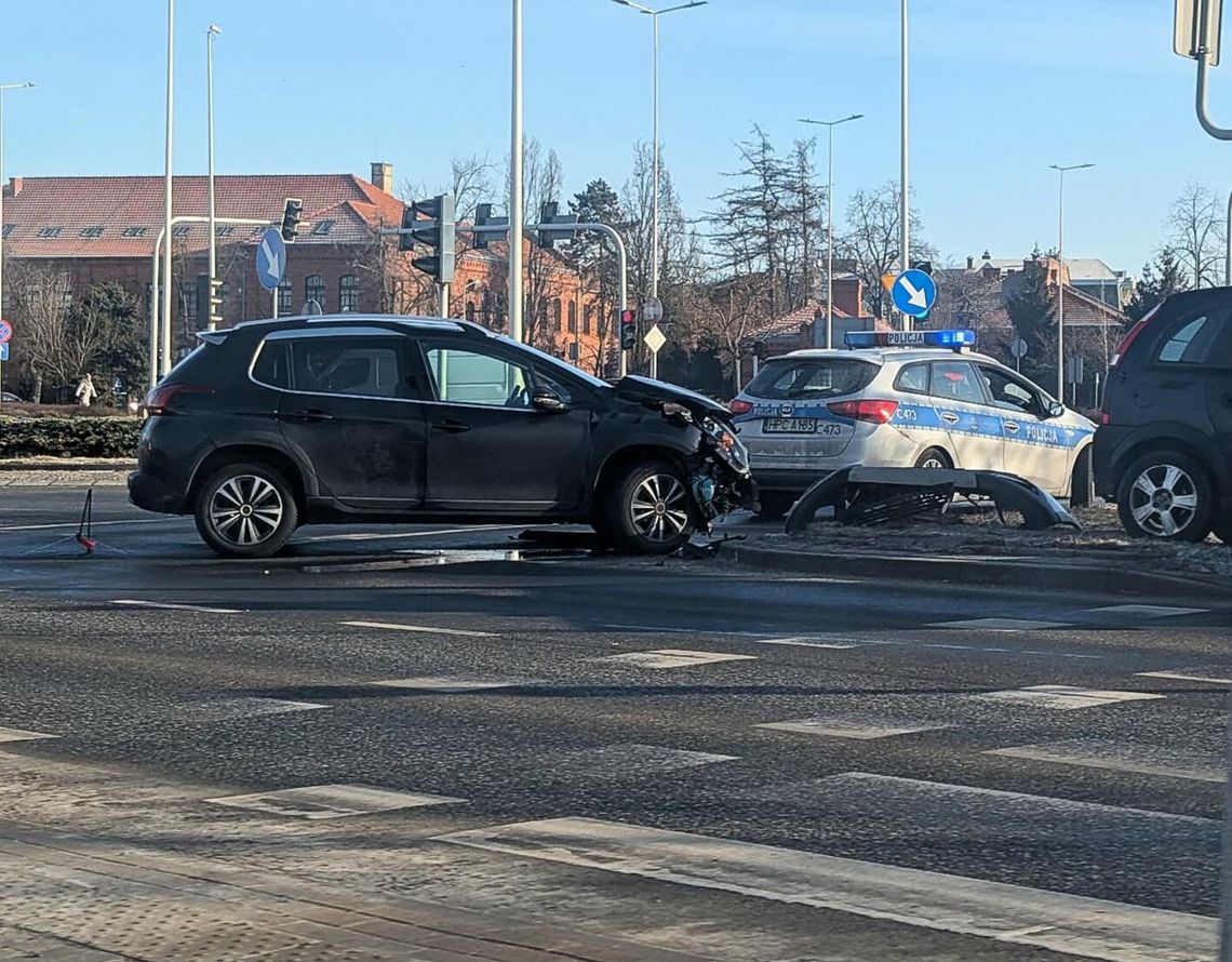 Zderzenie aut osobowych na ul.Okrzei przyczyną porannych utrudnień na skrzyżowaniu