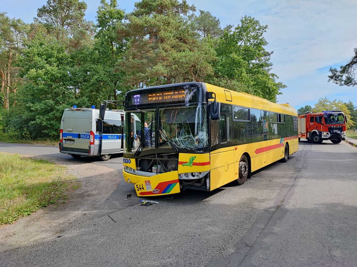 Zderzenie autobusu i Toyoty. Ul. Brzezinowa zablokowana