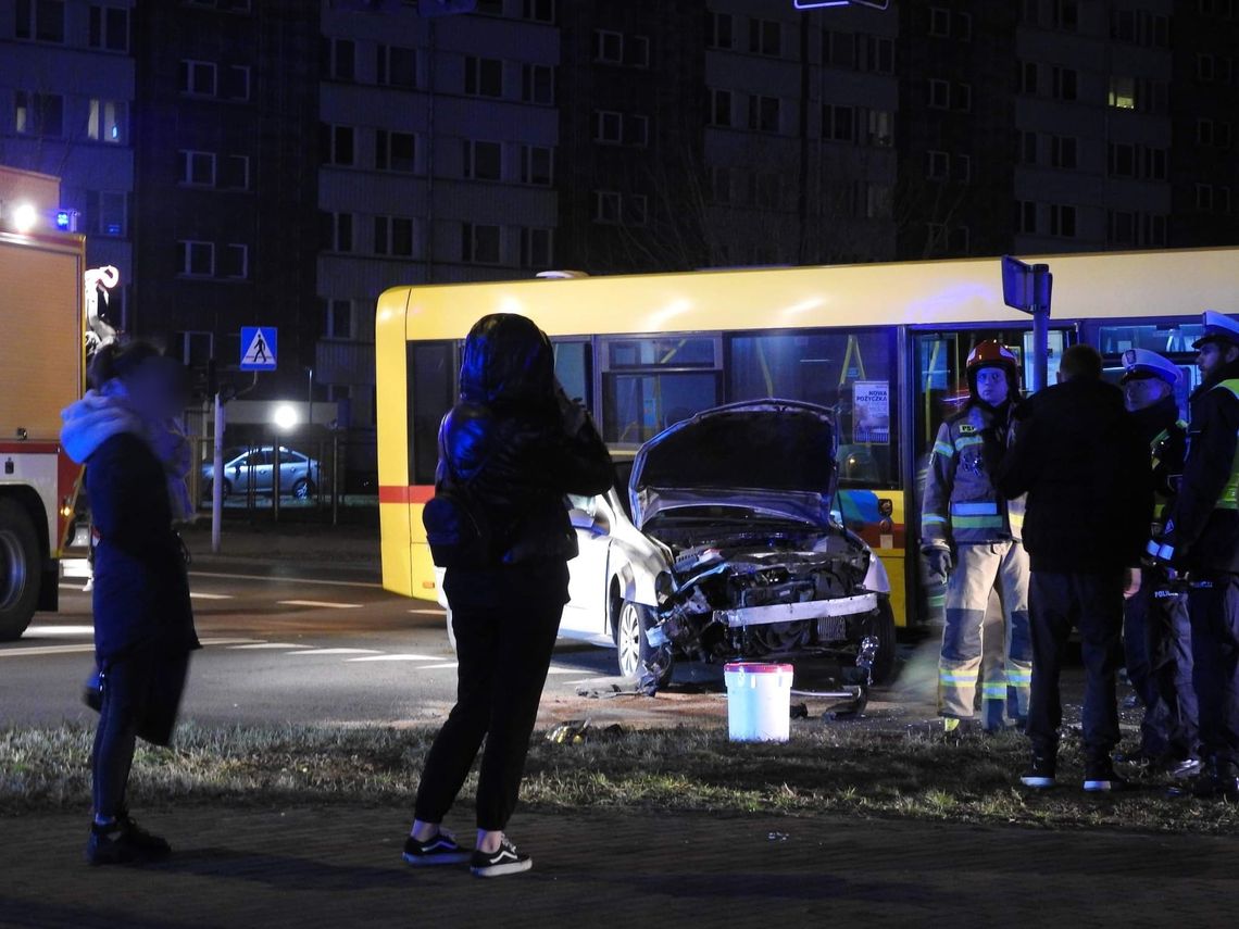 Zderzenie autobusu MPK z Oplem. Skrzyżowanie ul. Kaliskiej i Zbiegniewskiej zablokowane