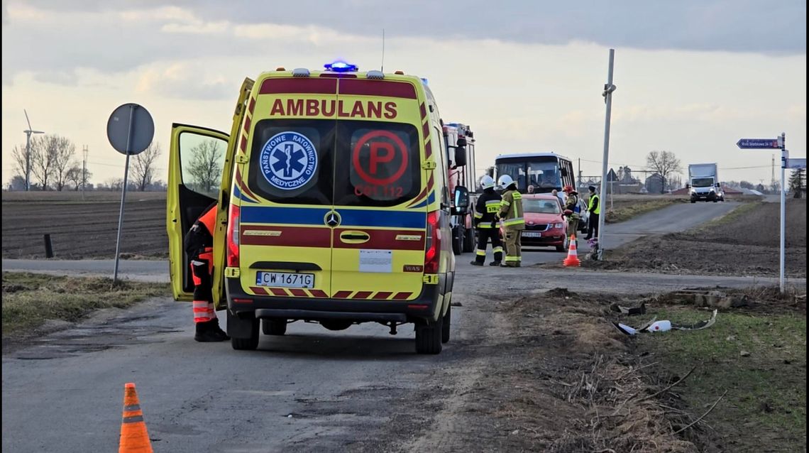 Zderzenie autobusu szkolnego z Audi niedaleko Włocławka. Lądowały dwa śmigłowce LPR