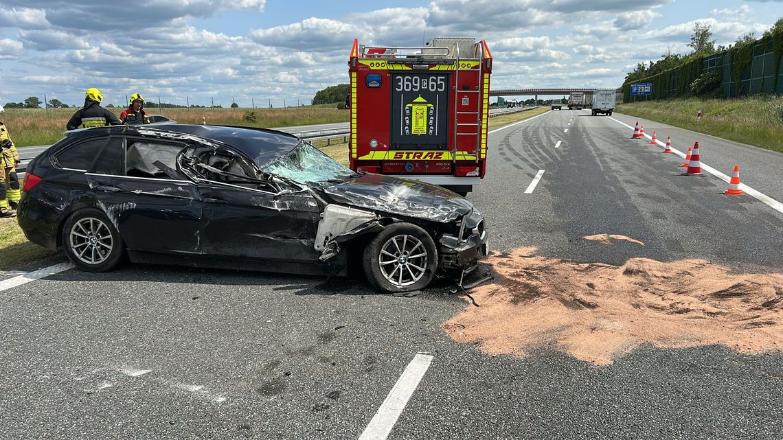 Zderzenie BMW i pojazdu ciężarowego na autostradzie