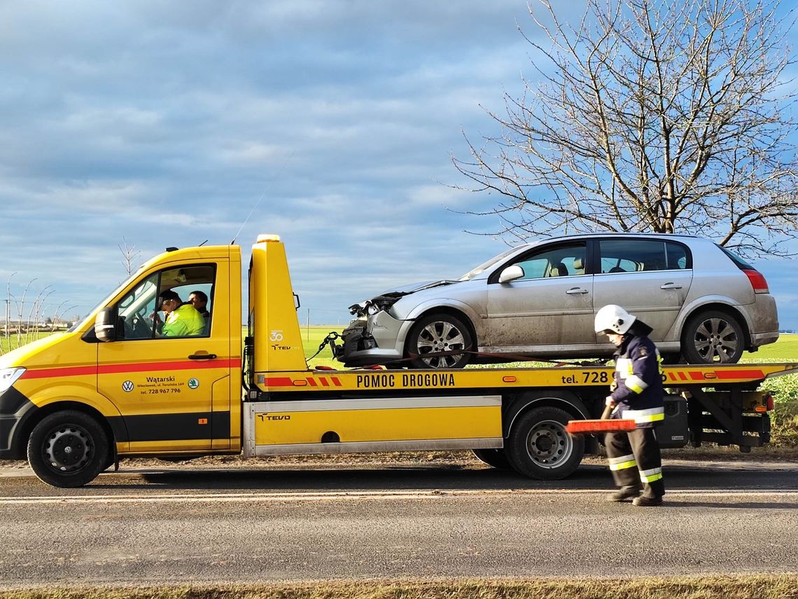 Zderzenie ciężarówki i samochodu osobowego w regionie. Ruchem kierowali strażacy