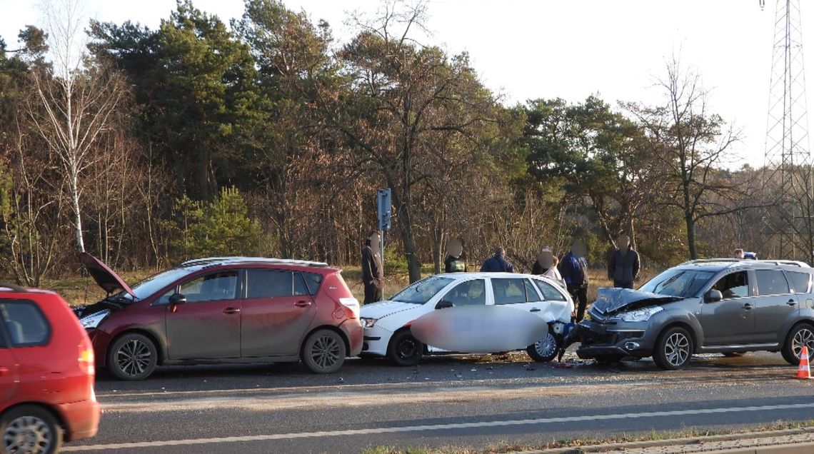 Zderzenie czterech pojazdów na ul. Kruszyńskiej. Jedna osoba w szpitalu 