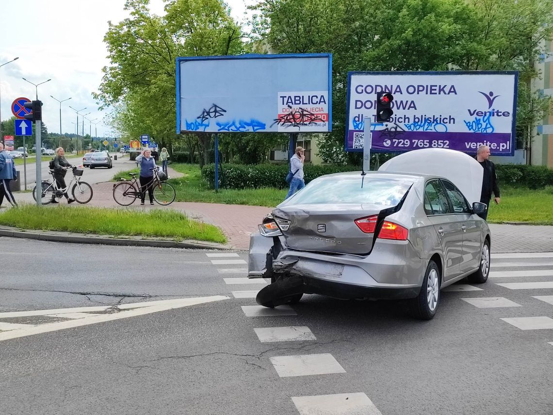 Zderzenie dwóch aut na os. Południe. Kobieta trafiła do szpitala
