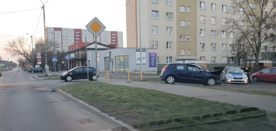 Zderzenie dwóch aut osobowych na skrzyżowaniu ulic Broniewskiego i Kaliskiej