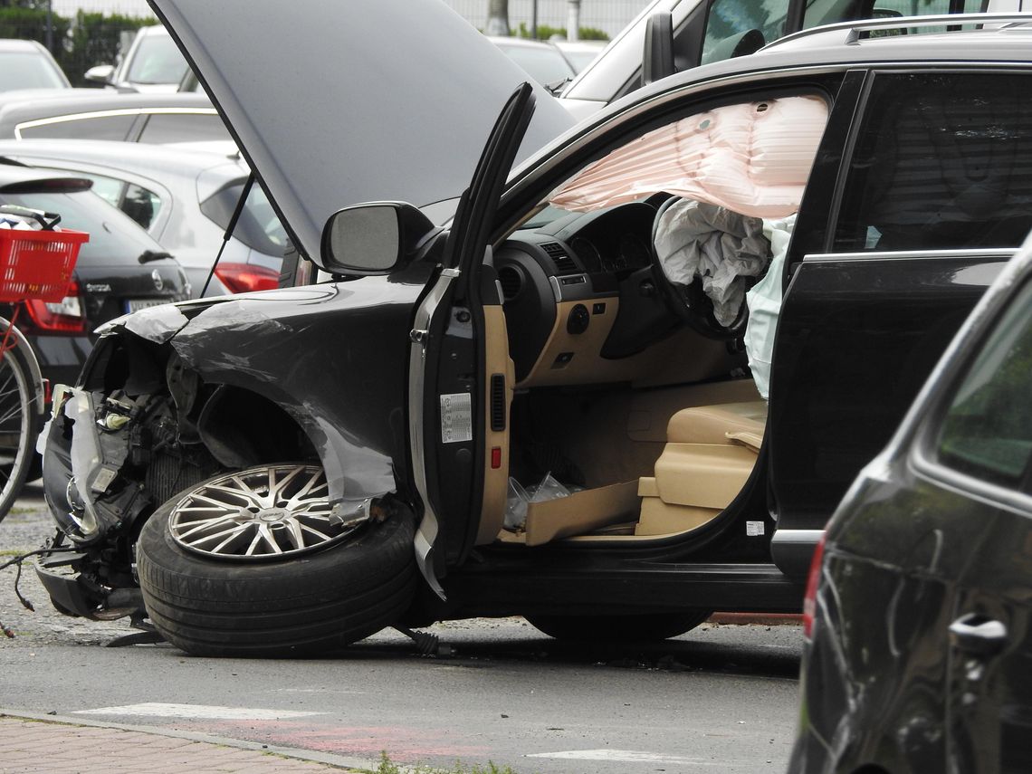 Zderzenie dwóch aut tuż pod budynkiem Komendy Miejskiej Policji