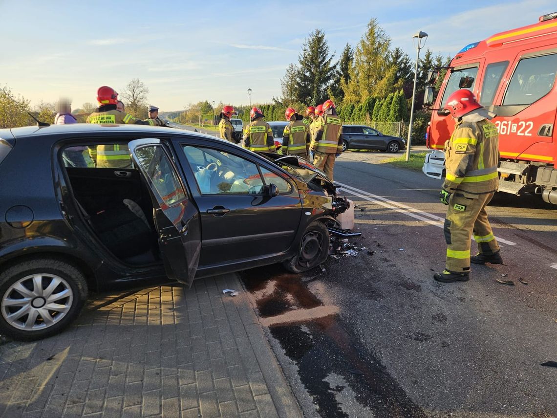 Zderzenie dwóch aut w Kruszynie. Jedna osoba trafiła do szpitala