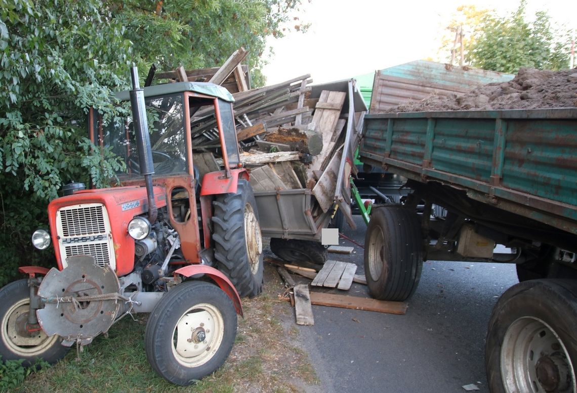 Zderzenie dwóch ciągników. 53-latka przetransportowano śmigłowcem do szpitala