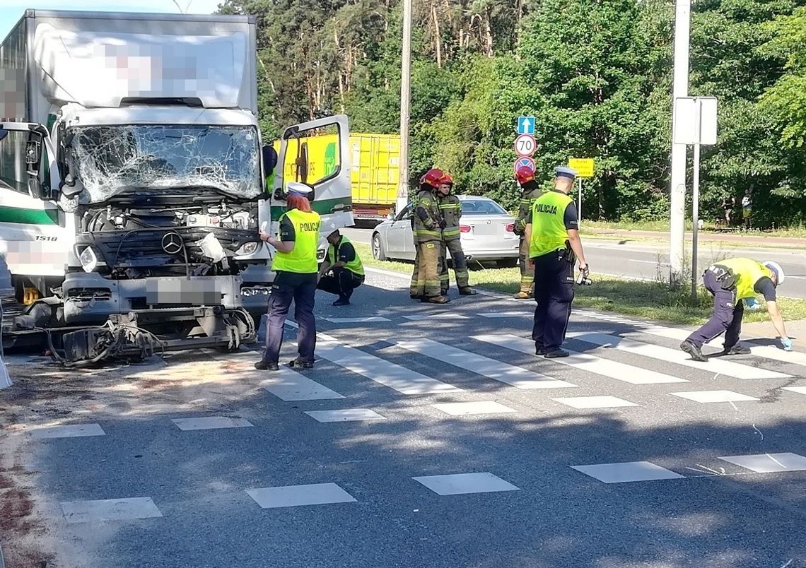 Zderzenie dwóch ciężarówek na Al. Kazimierza Wielkiego. 34-letni kierowca w szpitalu