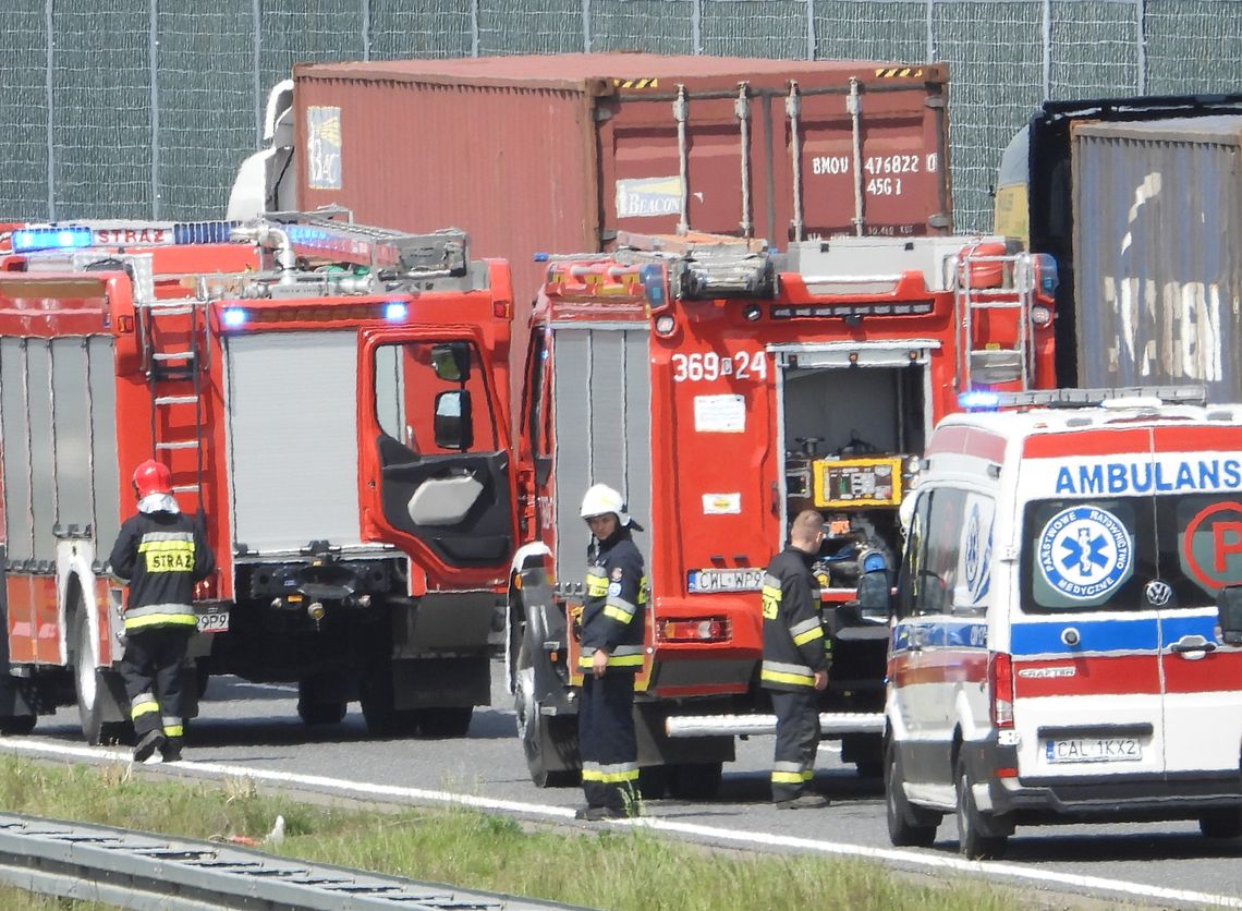 Zderzenie dwóch ciężarówek na autostradzie A1. Ruch odbywa się jednym pasem w kierunku Gdańska Zderzenie dwóch ciężarówek na autostradzie A1. Ruch odbywa się jednym pasem w kierunku Gdańska