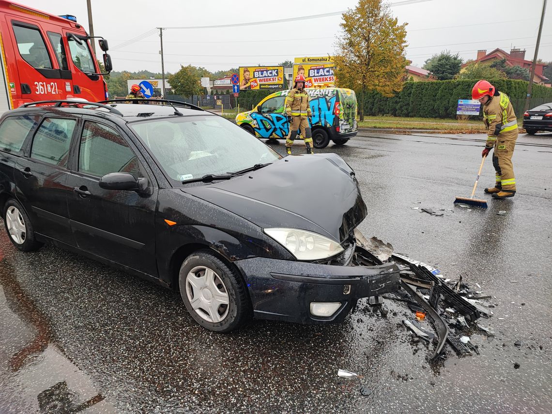 Zderzenie dwóch Fordów na skrzyżowaniu ulic Kruszyńskiej i Zbiegniewskiej Zderzenie dwóch Fordów na skrzyżowaniu ulic Kruszyńskiej i Zbiegniewskiej