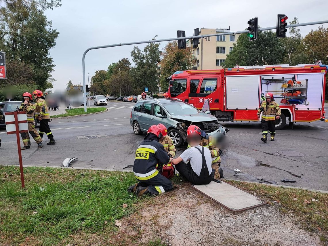 Zderzenie dwóch pojazdów na os. Zazamcze. Na miejscu straż pożarna i policja