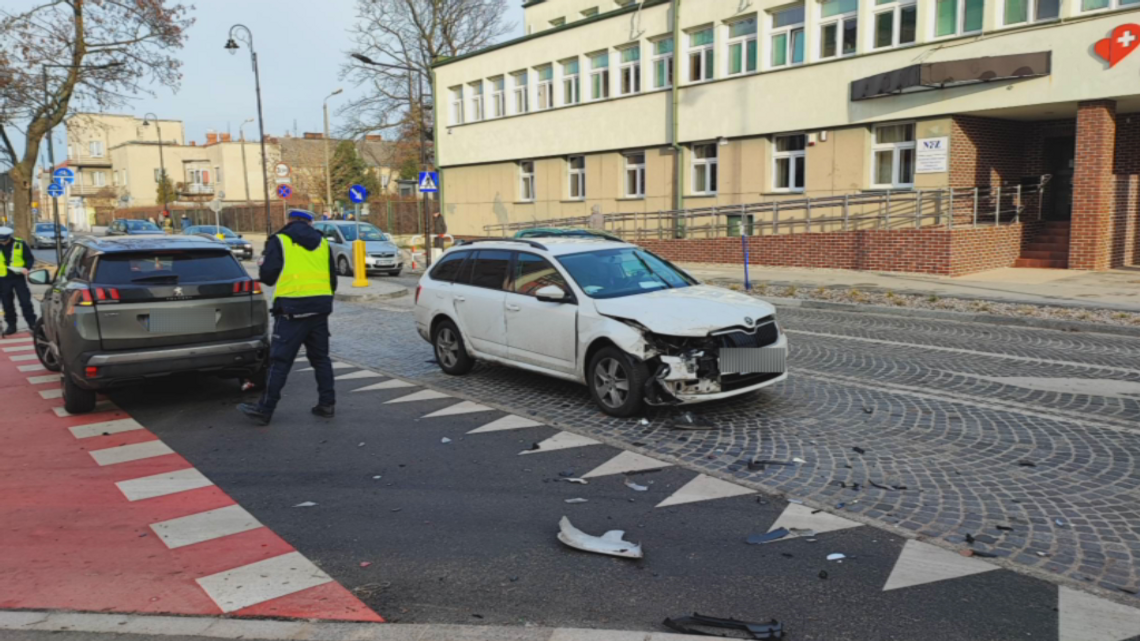 Zderzenie dwóch samochodów na ul. Kilińskiego. Jedna osoba została przewieziona do szpitala