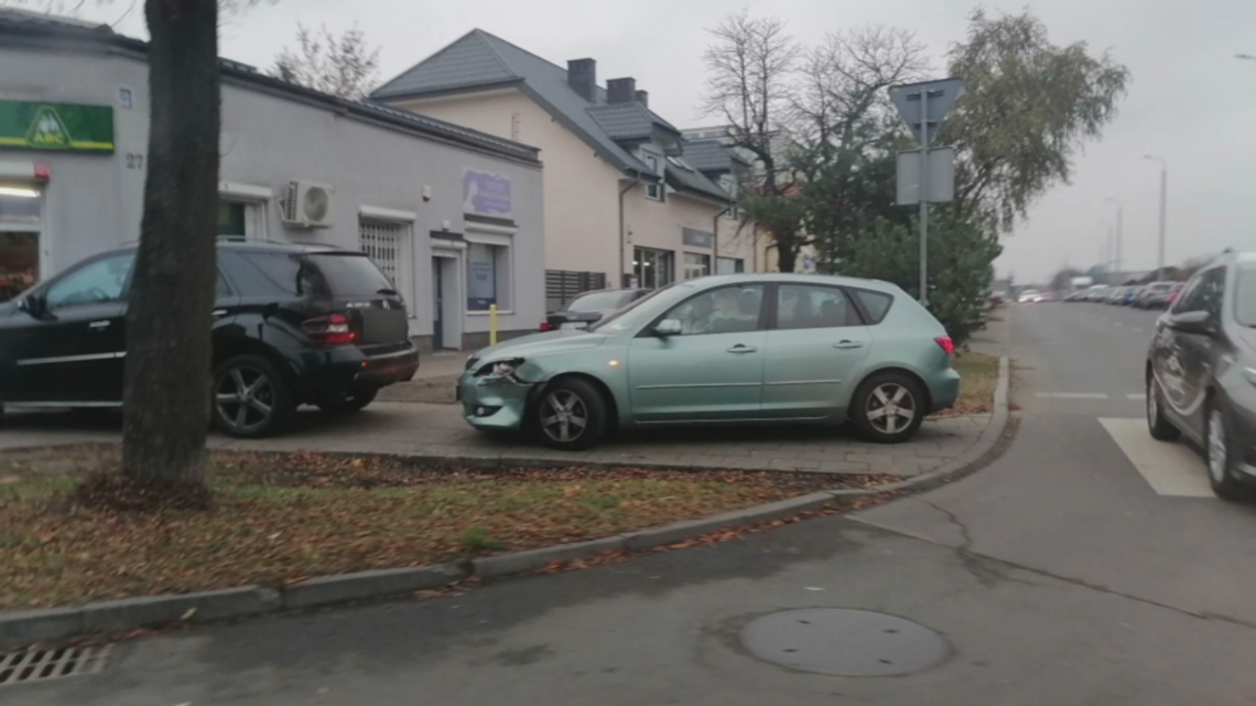 Zderzenie Mazdy i Mercedesa na os. Południe. 56-latka wymusiła pierwszeństwo