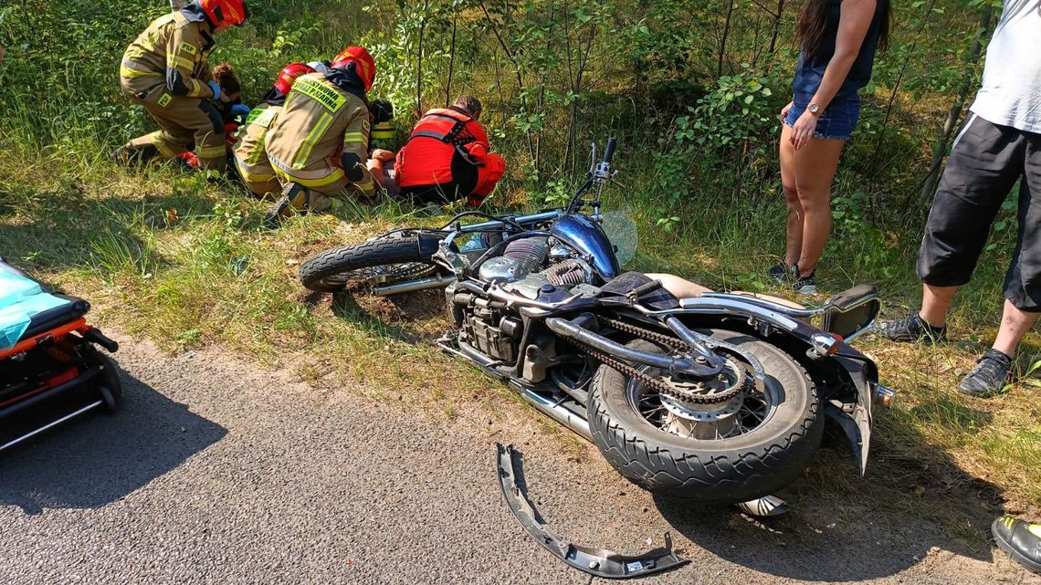 Zderzenie motocykla i auta osobowego. Mężczyzna trafił do szpitala