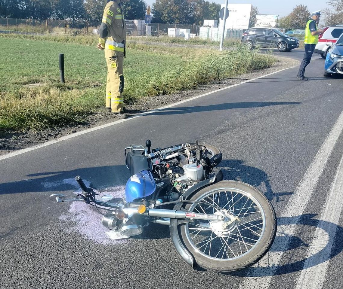 Zderzenie motoroweru z mercedesem w Osięcinach. Motorowerzysta trafił do szpitala