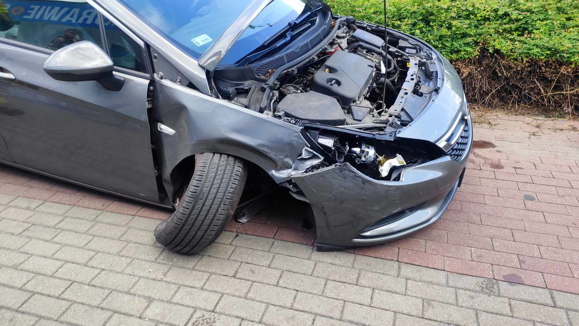 Zderzenie pojazdów na ul. Okrzei. Na miejscu służby